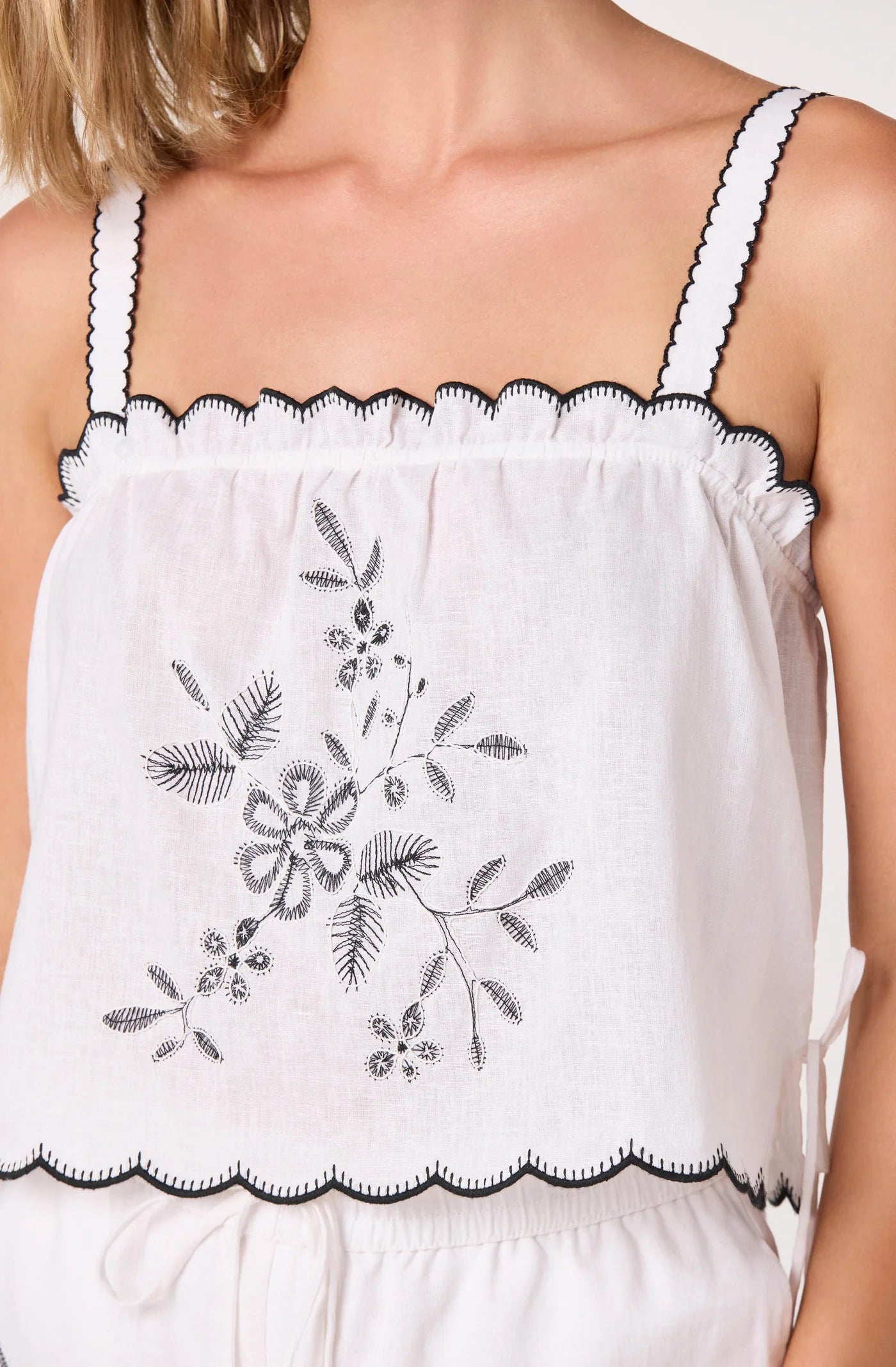 ASTR The Label Sadie Linen Crop Top