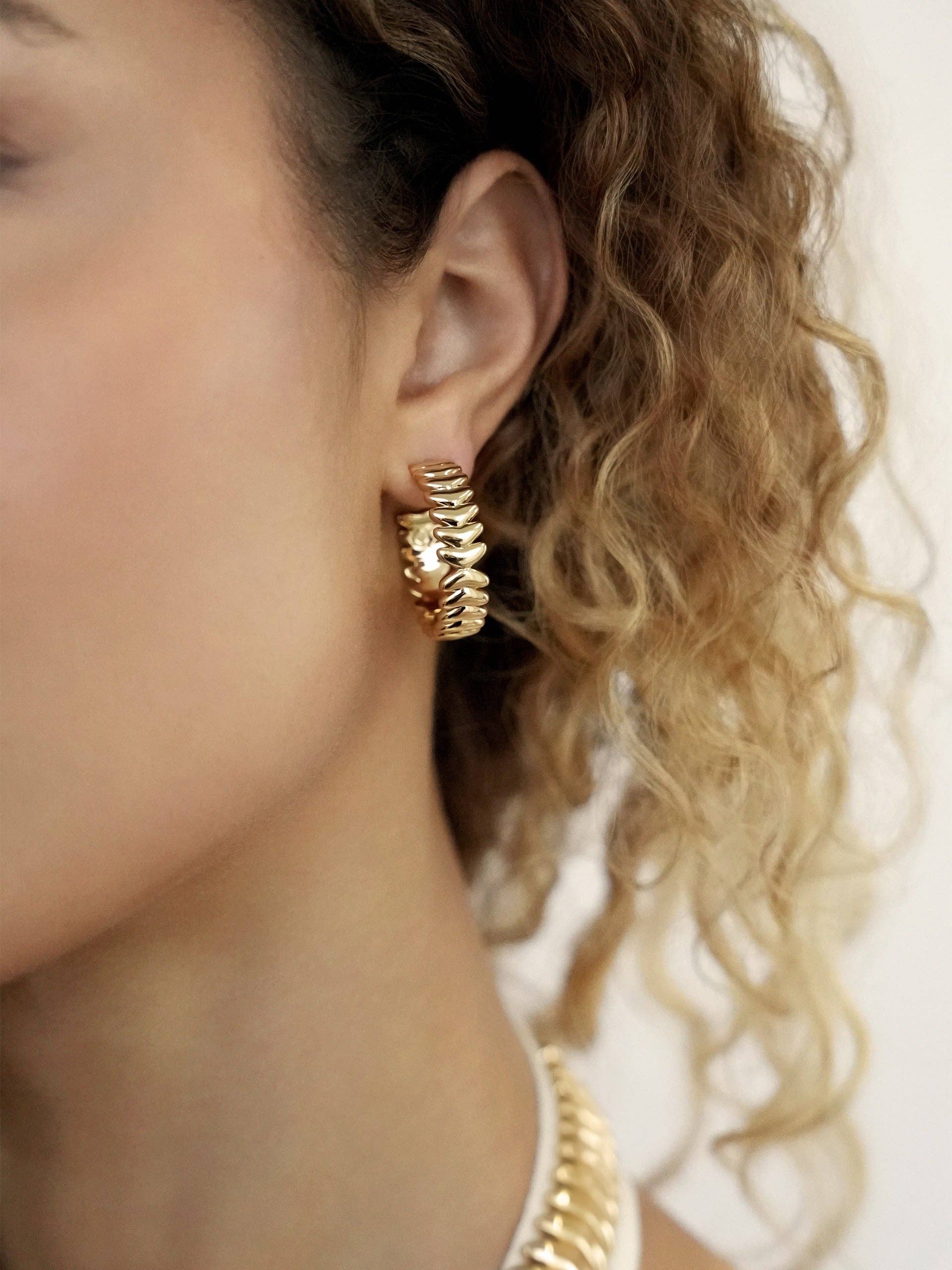 Medium Metal Moderna Hoops
